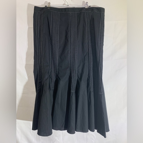 Black skirt, with white tread stitching size 14 - Picture 1 of 7